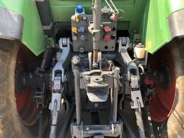 CIAGNIK ROLNICZY  FENDT 711  z roku 2001