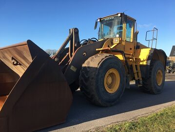 Ladowarka kolowa  VOLVO 220 E  z roku 2005
