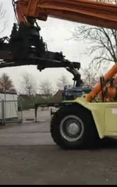 Do załadunku kontenera na naczepe wózek dzwig 45 tonowy 