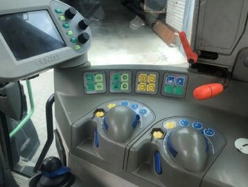 CIAGNIK ROLNICZY  FENDT 711  z roku 2001