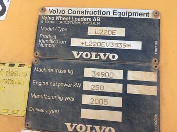 Ladowarka kolowa  VOLVO 220 E  z roku 2005