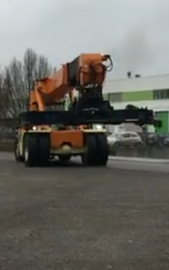 Do załadunku kontenera na naczepe wózek dzwig 45 tonowy 