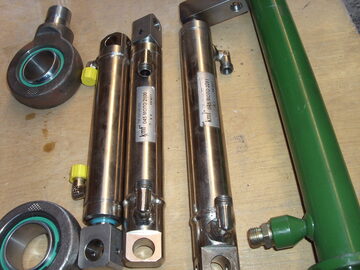  FENDT - cylindry hydrauliczna do tura i inne.