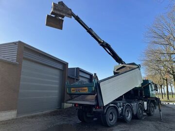 wywrotka 8x8 bordmatc zdzwigiem Volv