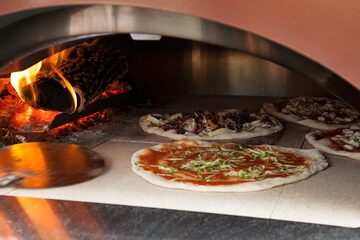 Biesiadowanie z piecem do pizzy (piecem chlebowym)