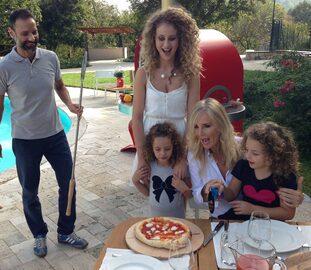 Biesiadowanie z piecem do pizzy (piecem chlebowym)