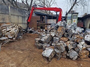 Żuraw hydrauliczny stacjonarny HDS z chwytakiem wolnostojący